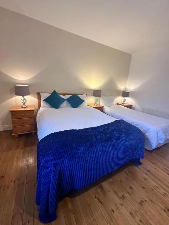 A Cosy & Spacious Retreat with High Ceilings- Glen Cottage