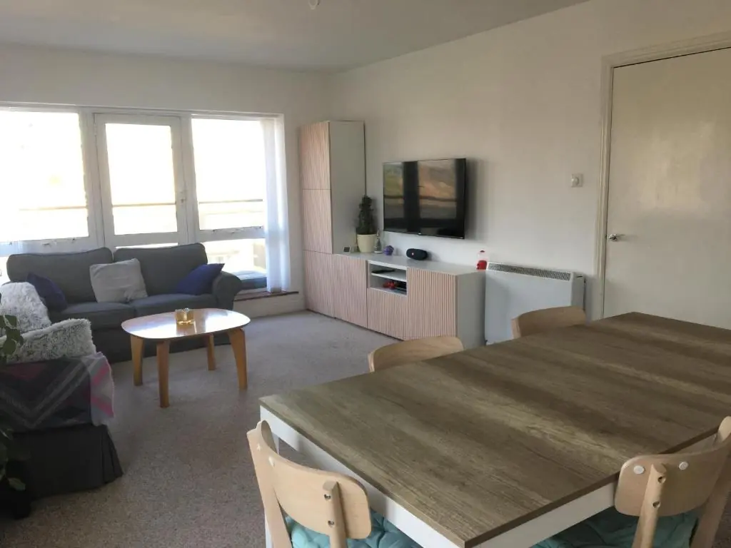 Central Spacious 3 Bedroom Apartment With Parking
