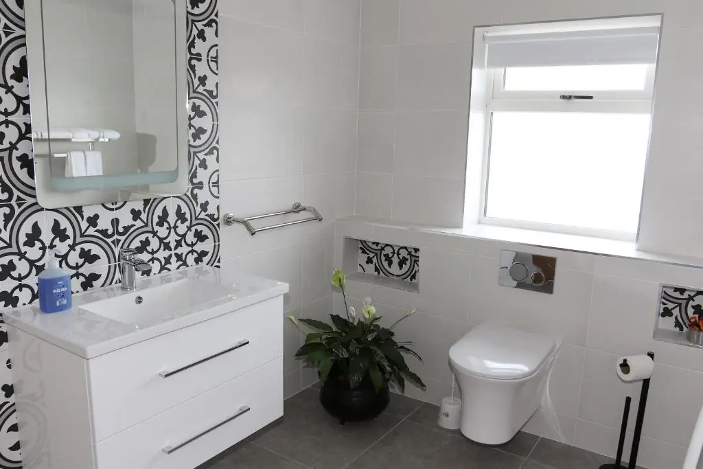 Laneside Haven - Accessible Gated Retreat - 5 Minutes from Castleblayney with Garden & Recreation Room!