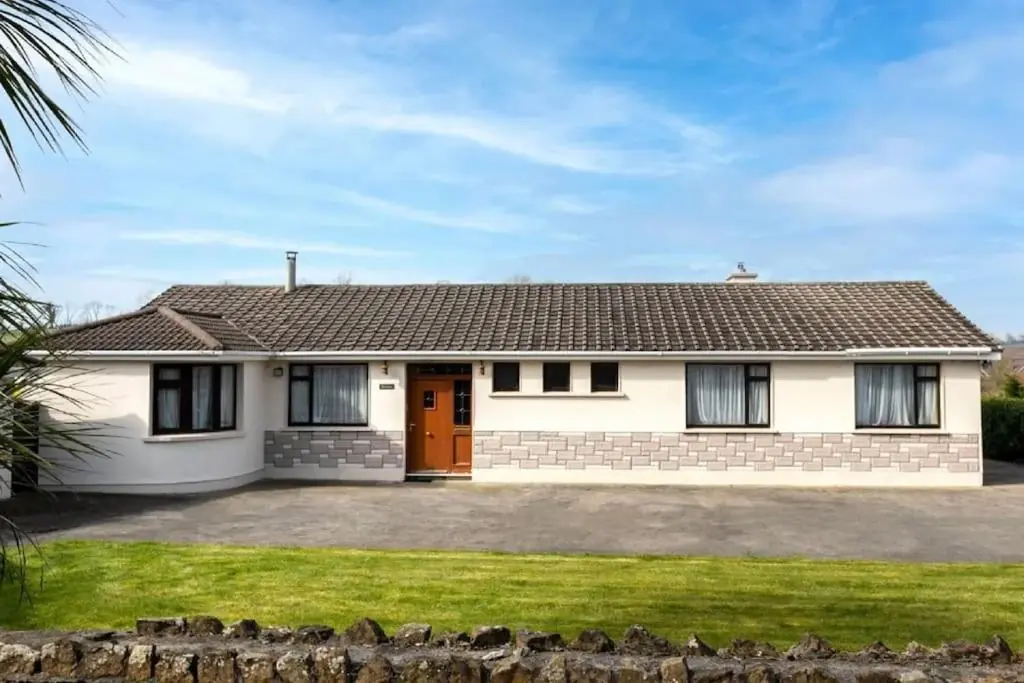 Quiet self-catering holiday home with surrounding lakes