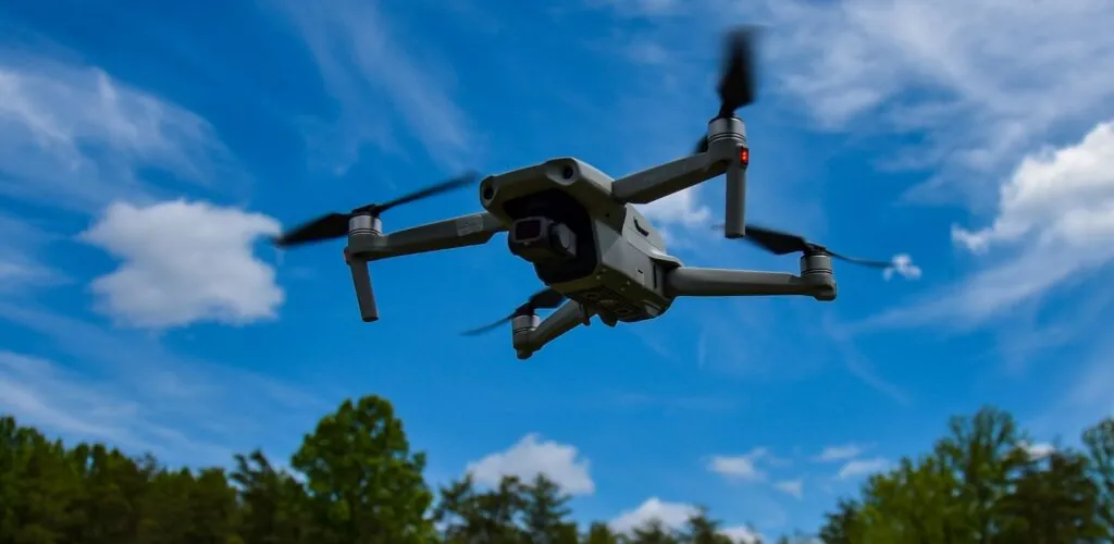 Viaggiare con un drone in Irlanda: cosa cambia la nuova normativa per viaggiatori e influencer