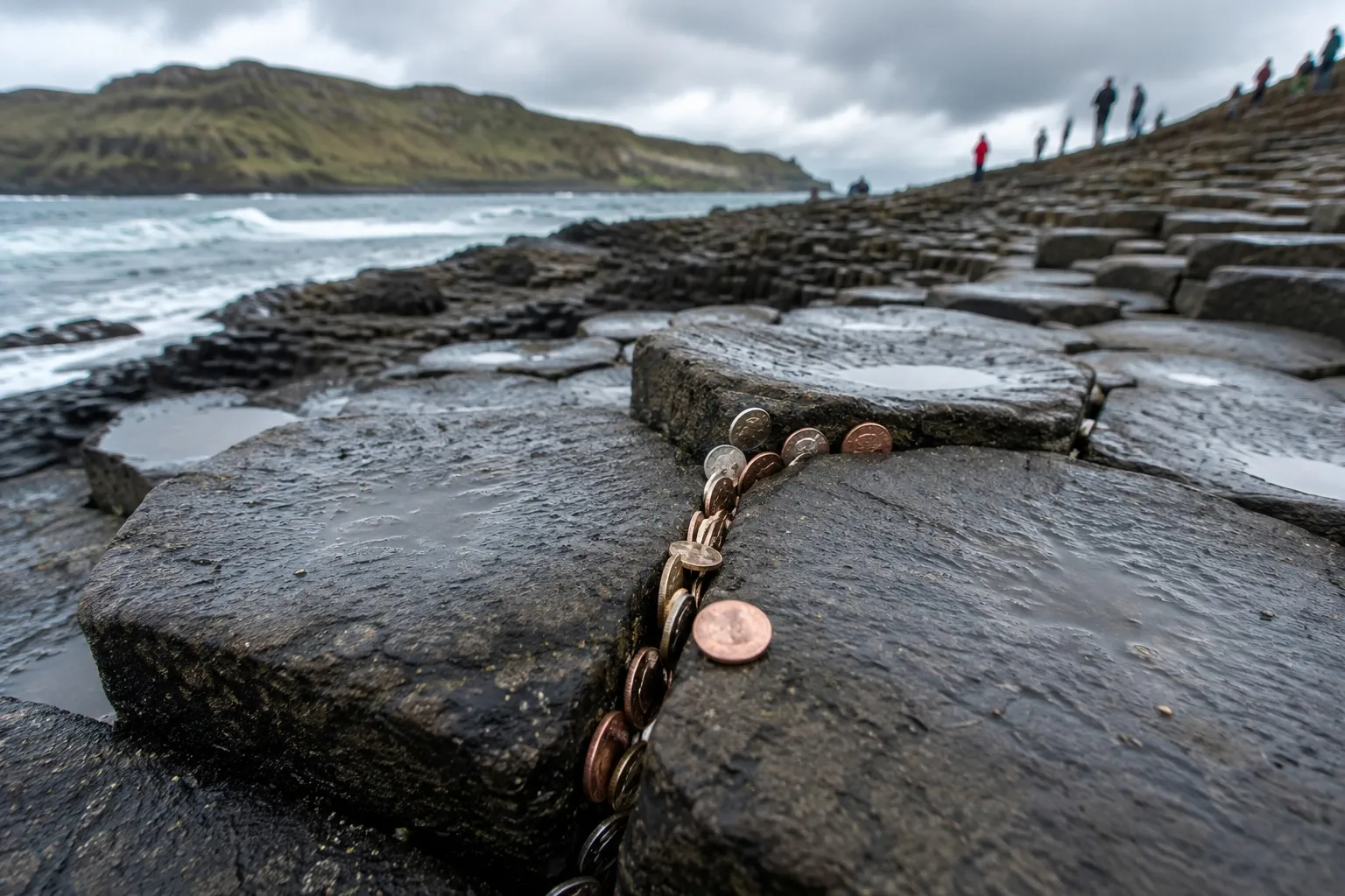 Irlanda del Nord: i turisti hanno disseminato oltre 10.000 monete nella Giant’s Causeway