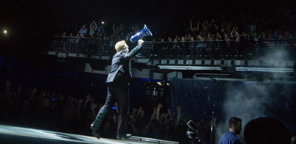 U2 festeggia 50 anni con un concerto a sorpresa in Grafton Street a Dublino