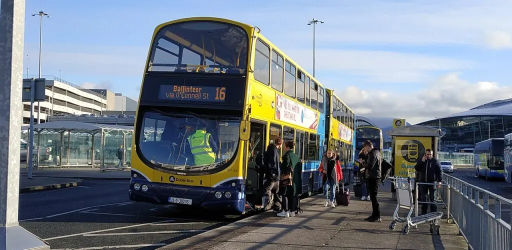 Irlanda – A Dublino, un autista di autobus ruba la scena agli aerei in un video esilarante