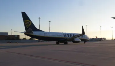 Boeing 737-800 aux couleurs de Ryanair sur le tarmac de Venise